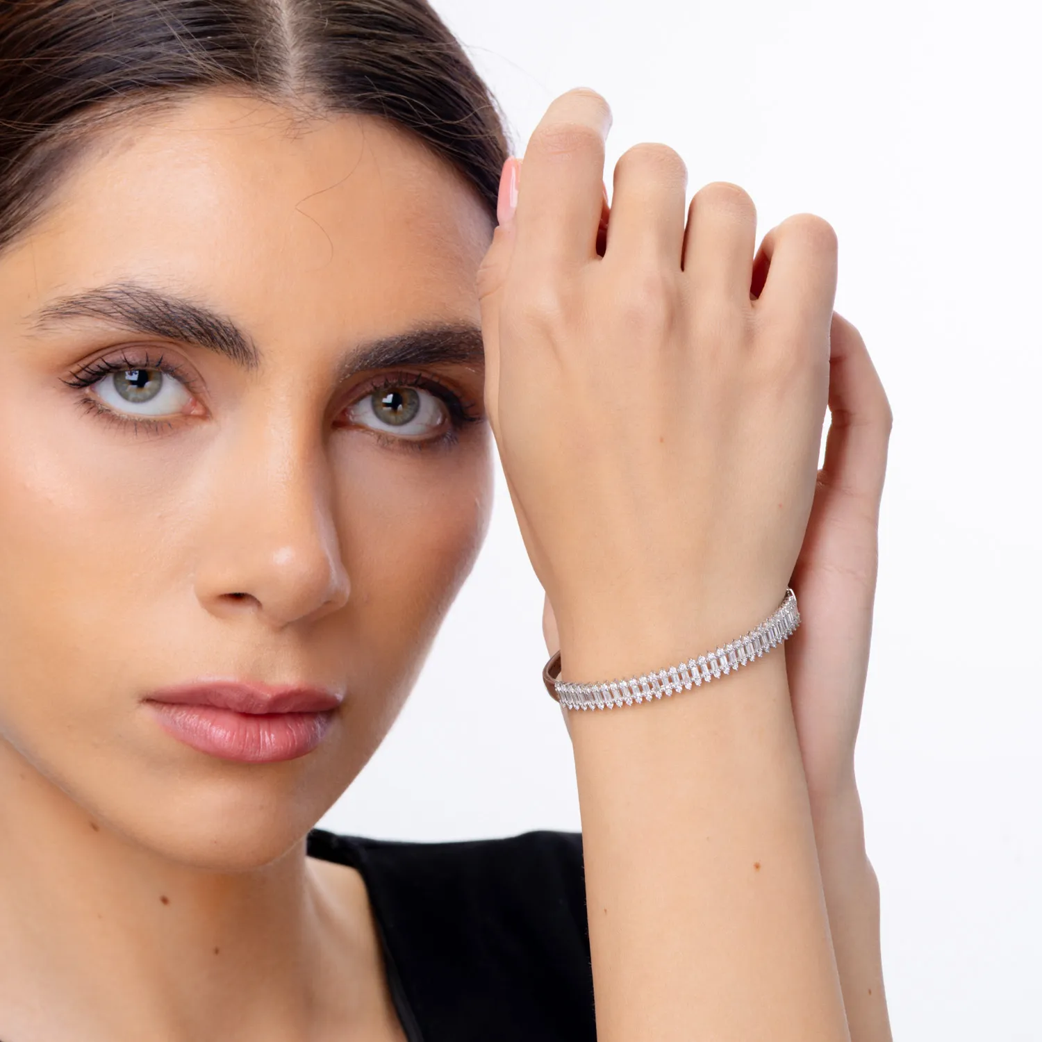 Bratara din aur alb cu diamante baguette si rotunde de 2.41ct