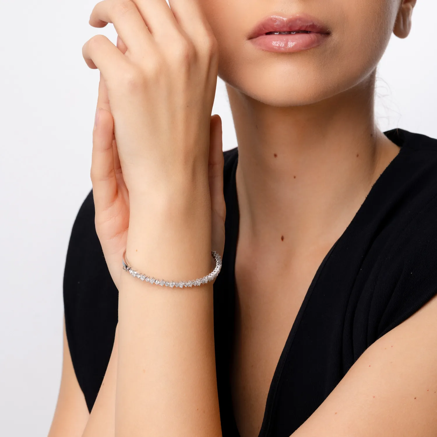 18K fehérarany karkötő 2.32ct gyémántokkal