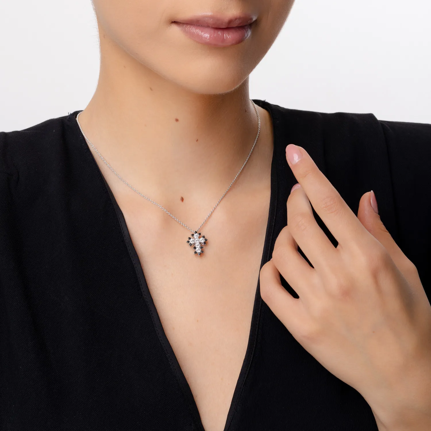 Колие с висулка от бяло злато 18K с прозрачни диаманти 0.61ct и черни диаманти 0.41ct