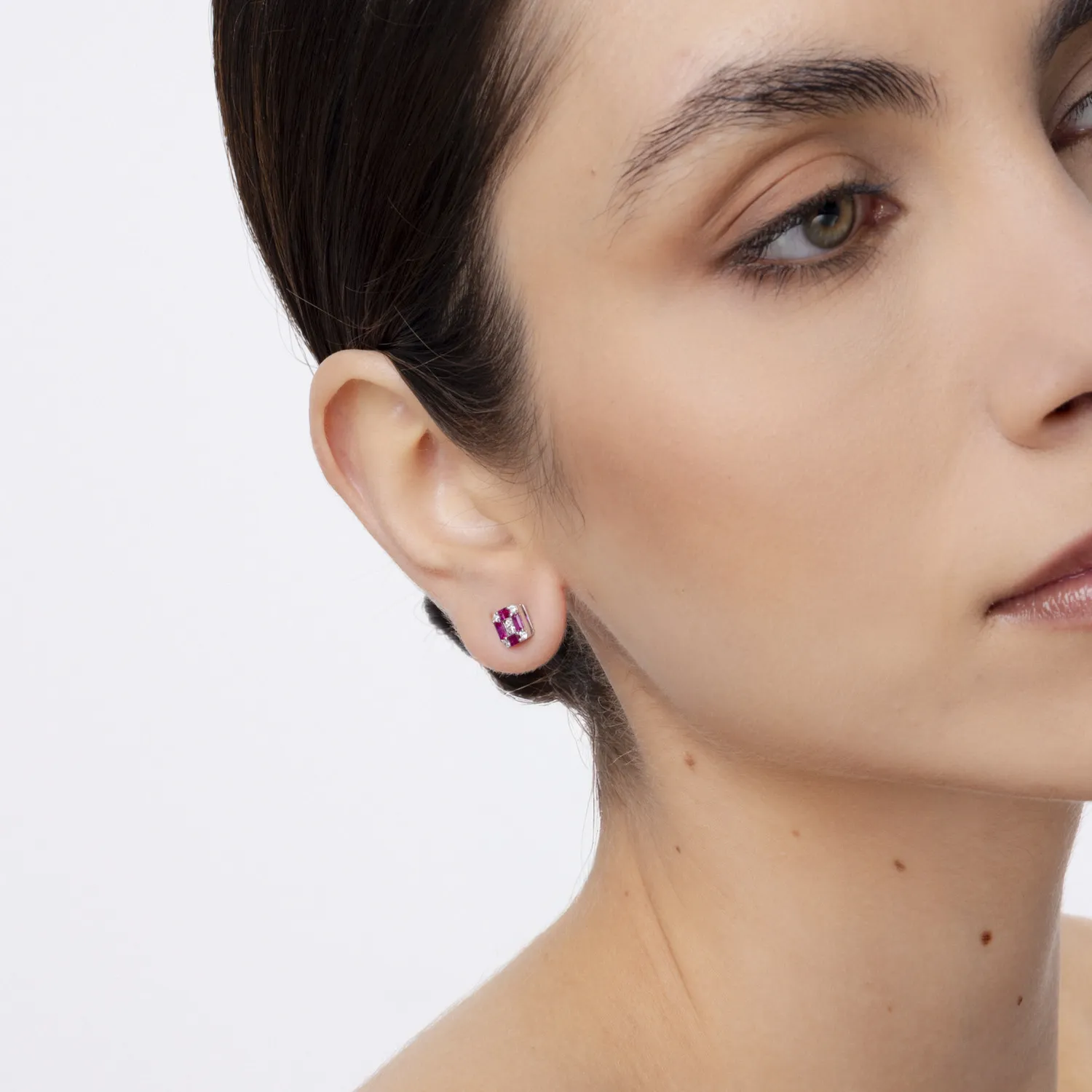 18K fehérarany fülbevaló 0.94ct rubinokkal és 0.38ct gyémántokkal