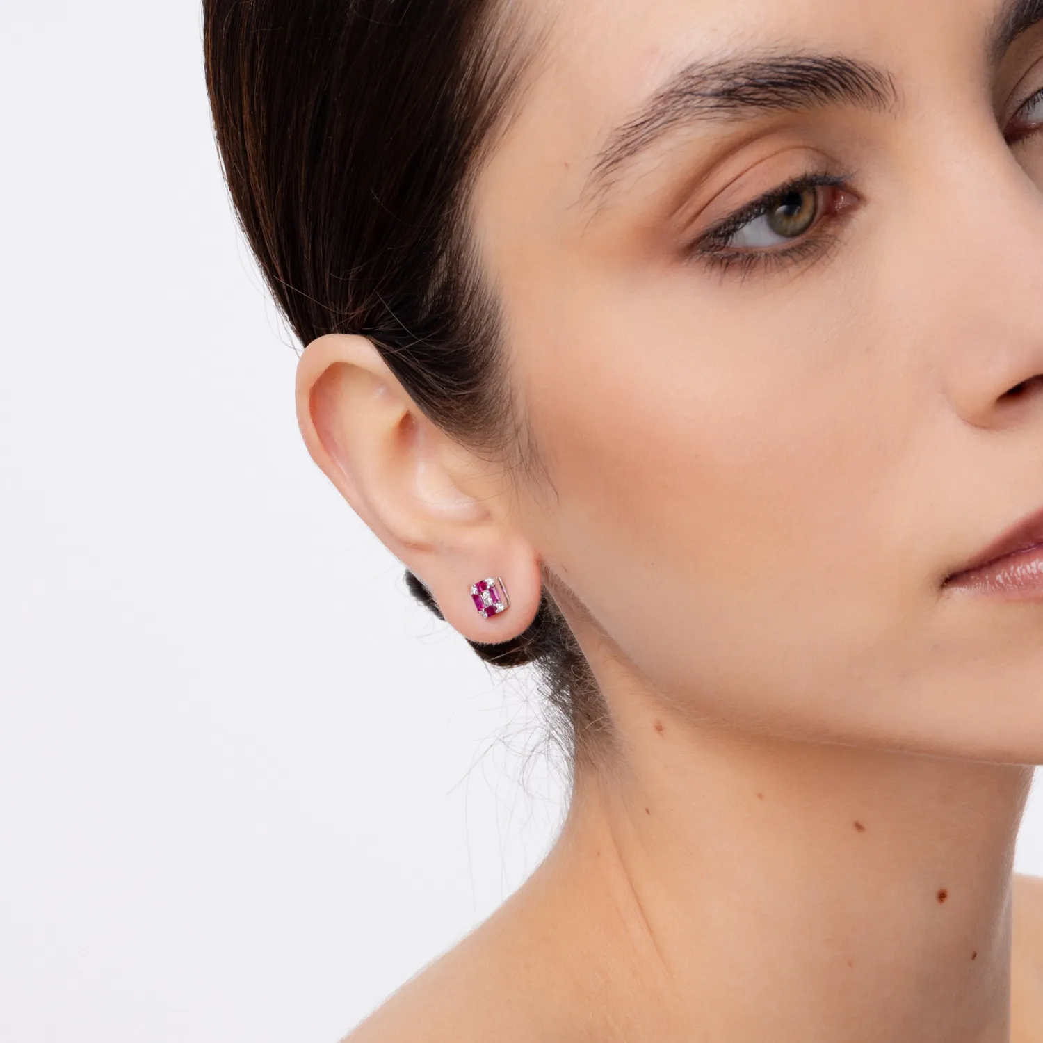 Kolczyki z białego 18K złota z rubinami o masie 0.94ct i diamentami o masie 0.38ct