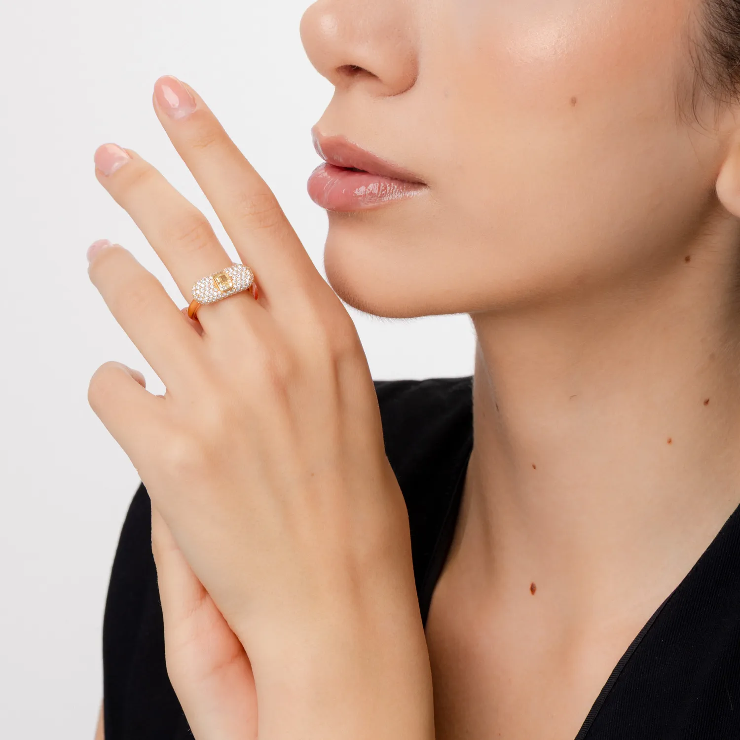 Pierścionek z 18K różowego złota z fantazyjnie żółtym diamentem o masie 0.62ct i diamentami o masie 0.96ct