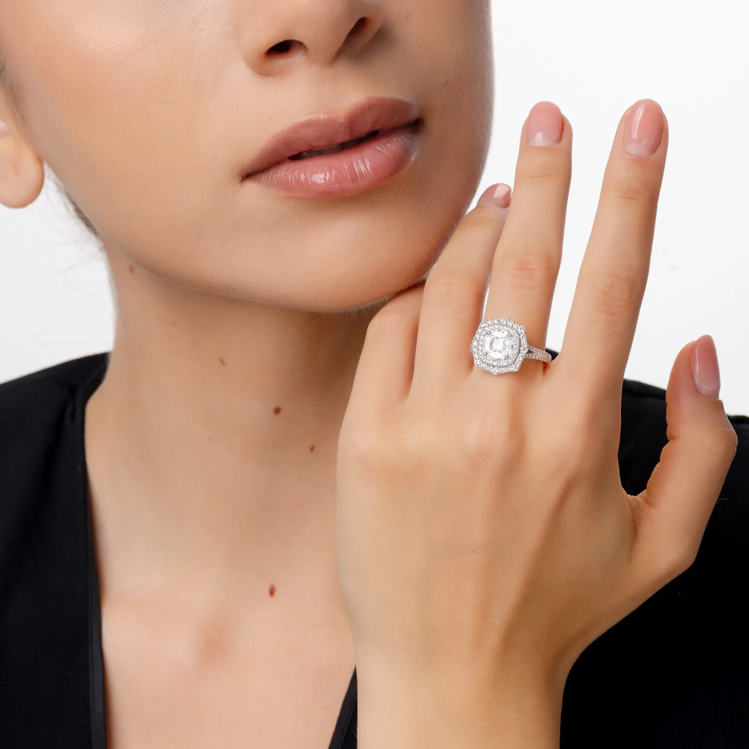 Pierścionek z 18K białego złota z diamentami o masie 1.7ct