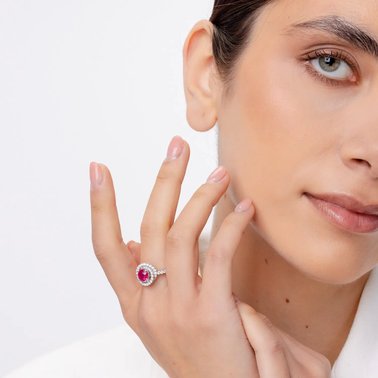 Pierścionek z 18K białego złota z diamentami o masie 1.77ct