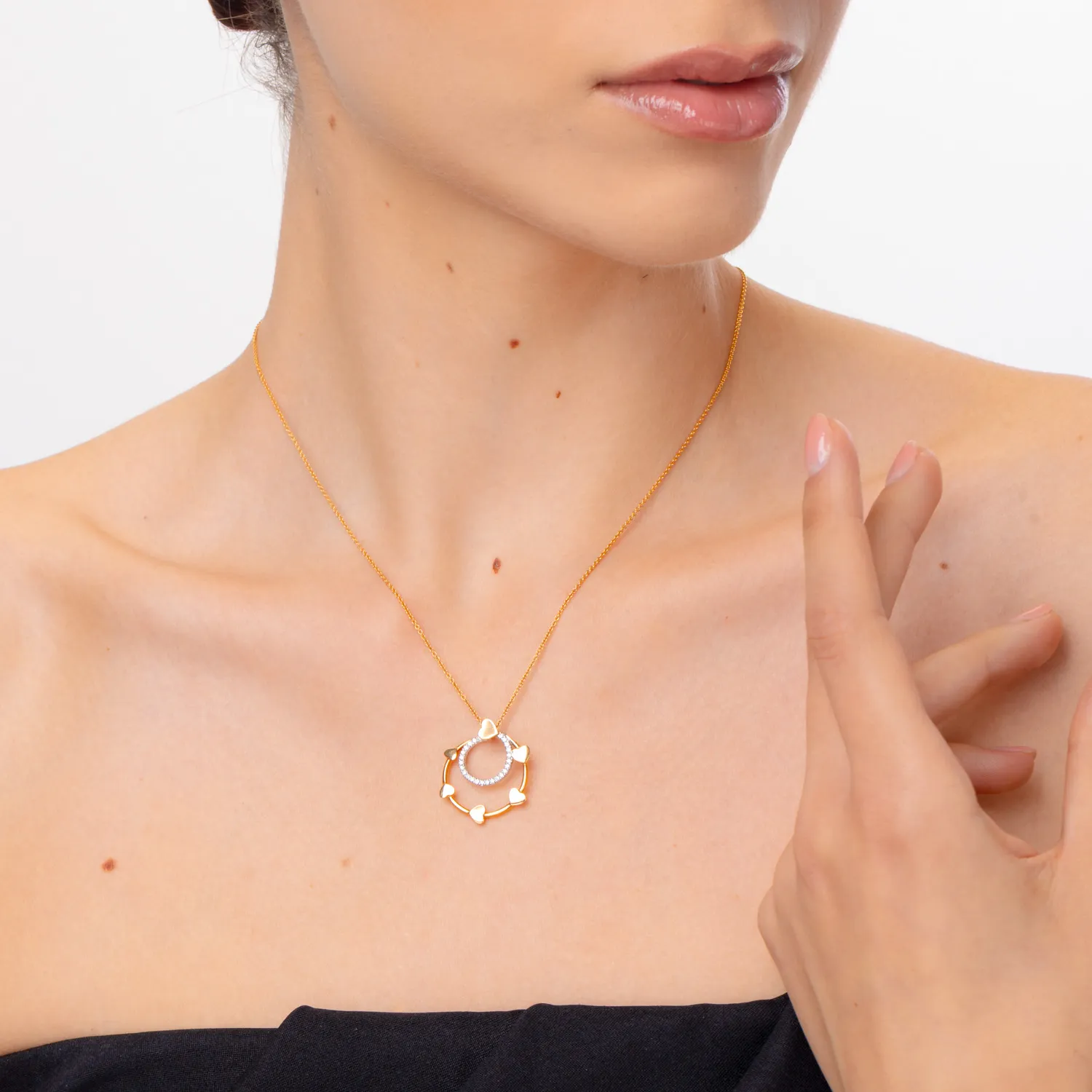 Naszyjnik z 18K białego różowego złota z diamentami o masie 0.2ct