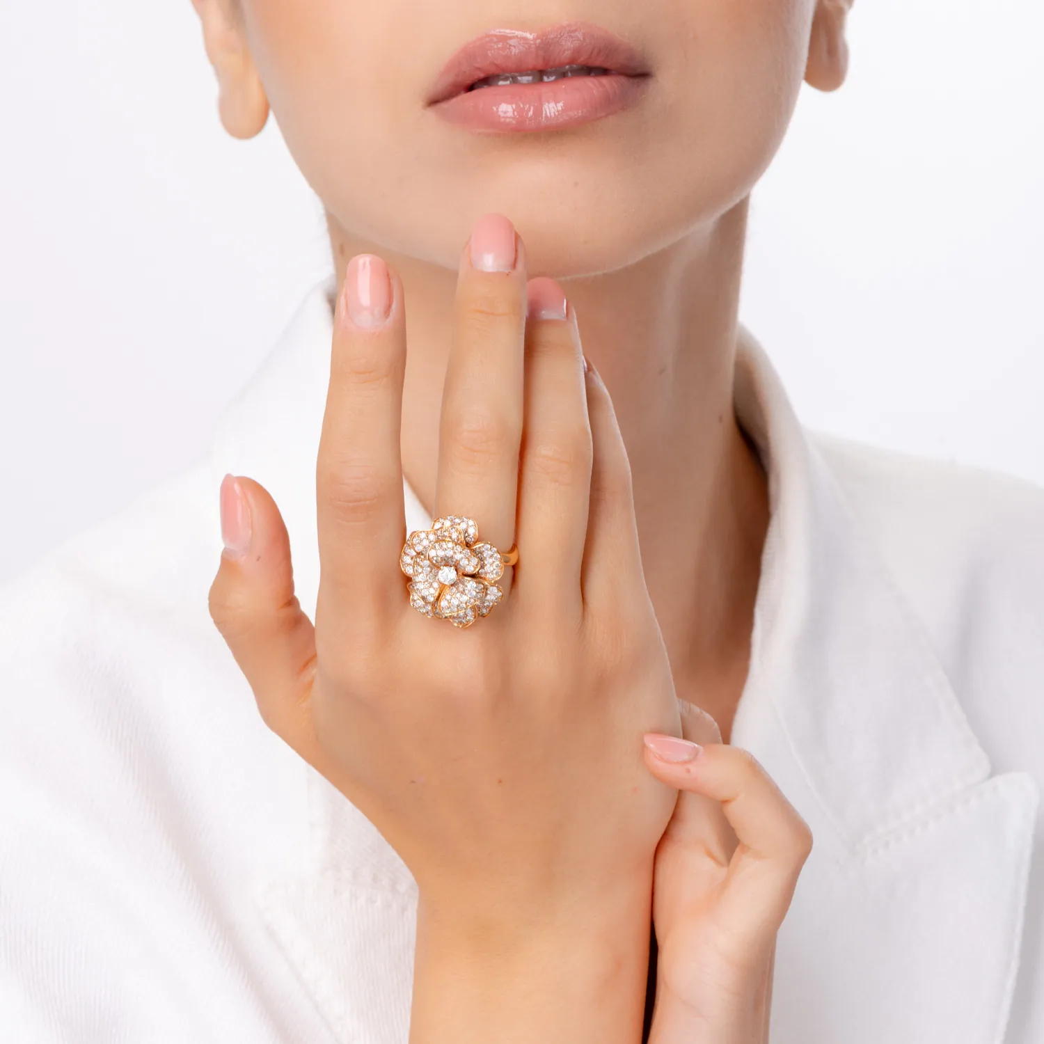 Pierścionek z 18K różowego złota z 2.85ct brązowymi diamentami i 1.5ct bezbarwnymi diamentami