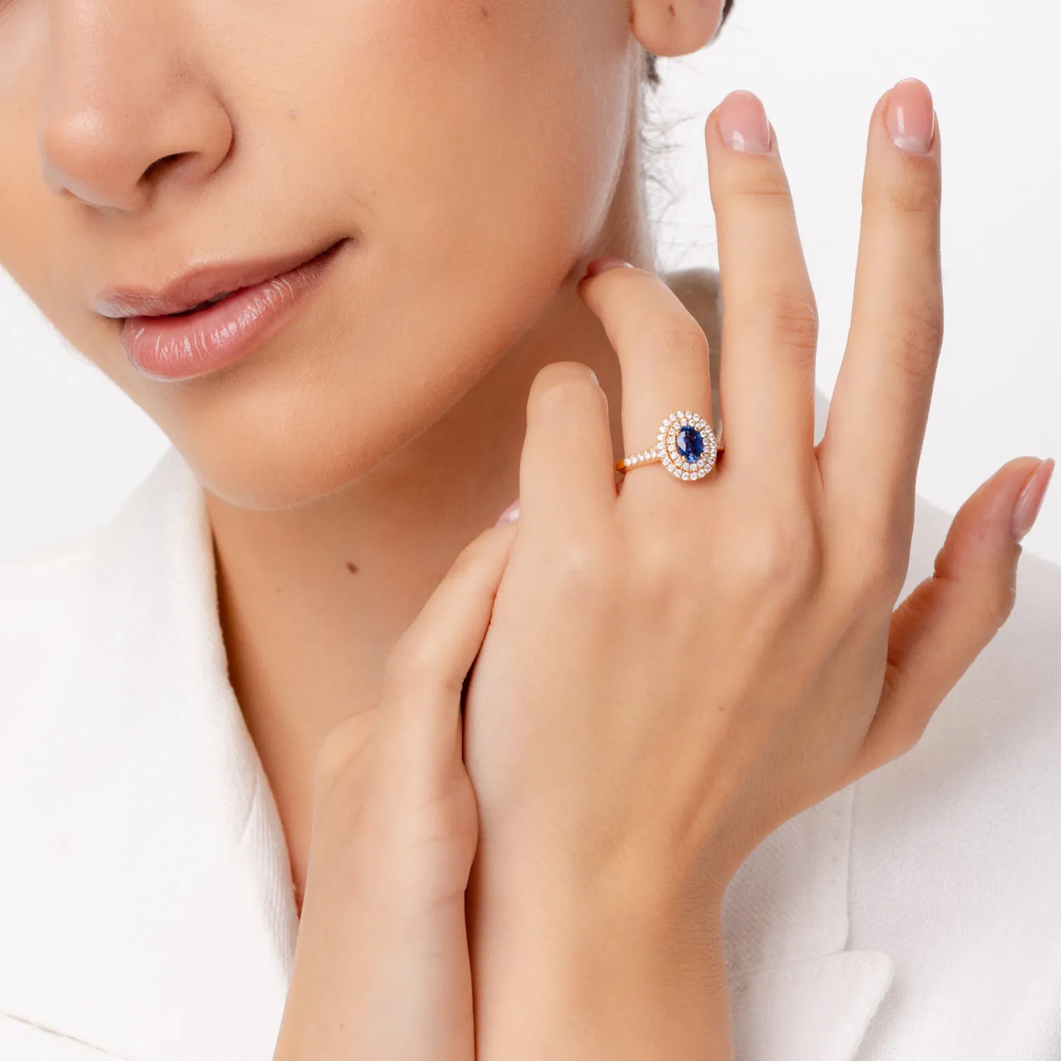 Pierścionek z 18K różowego złota z szafirem o masie 0.7ct i diamentem o masie 0.62ct