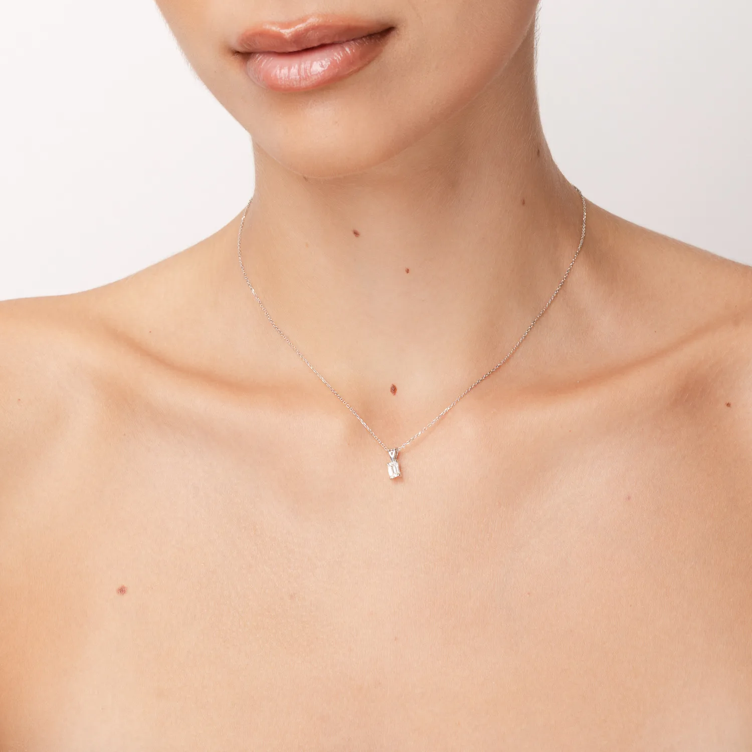 Łańcuszek z wisiorkiem z 18K białego złota i diament 0.4ct