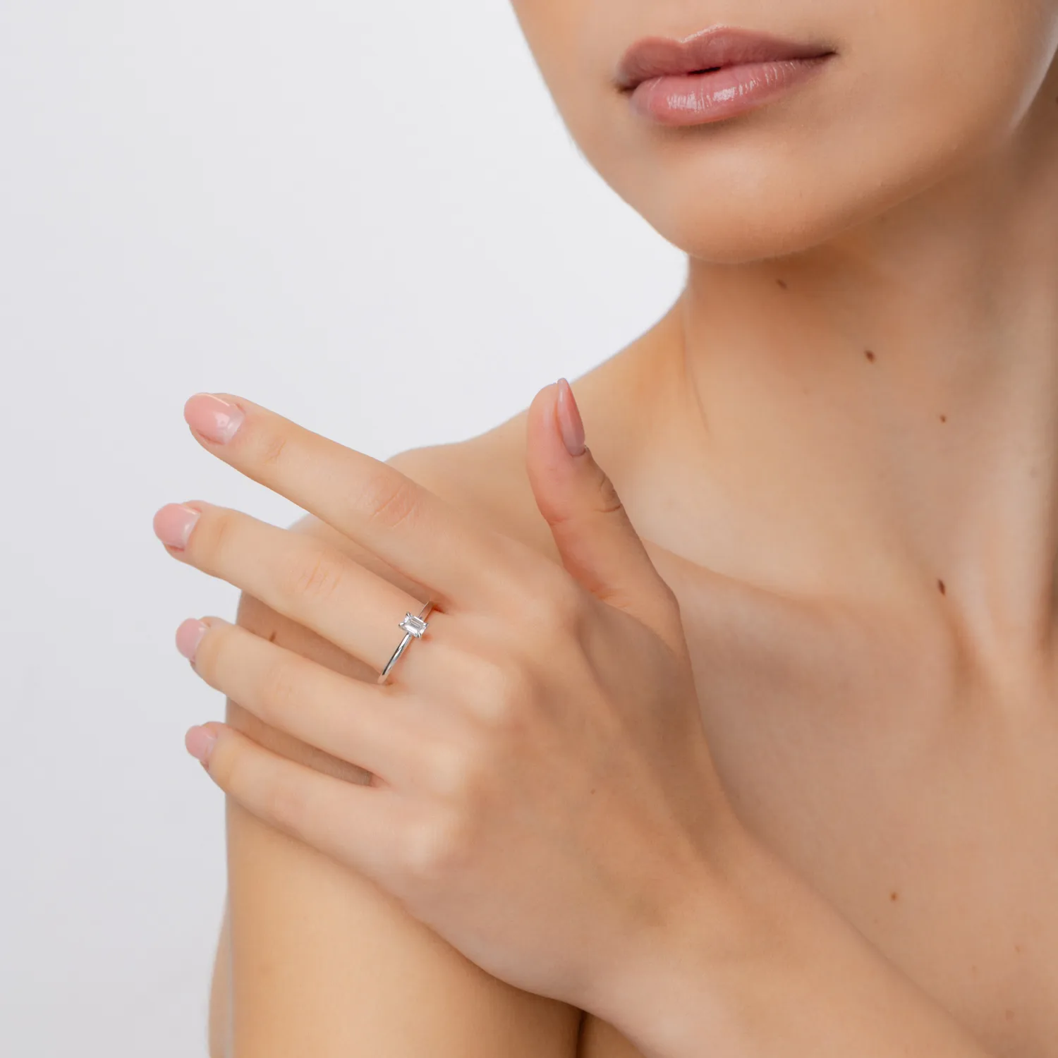 Pierścionek zaręczynowy z 18K białego złota z diamentem w pasjansie o masie 0.4ct