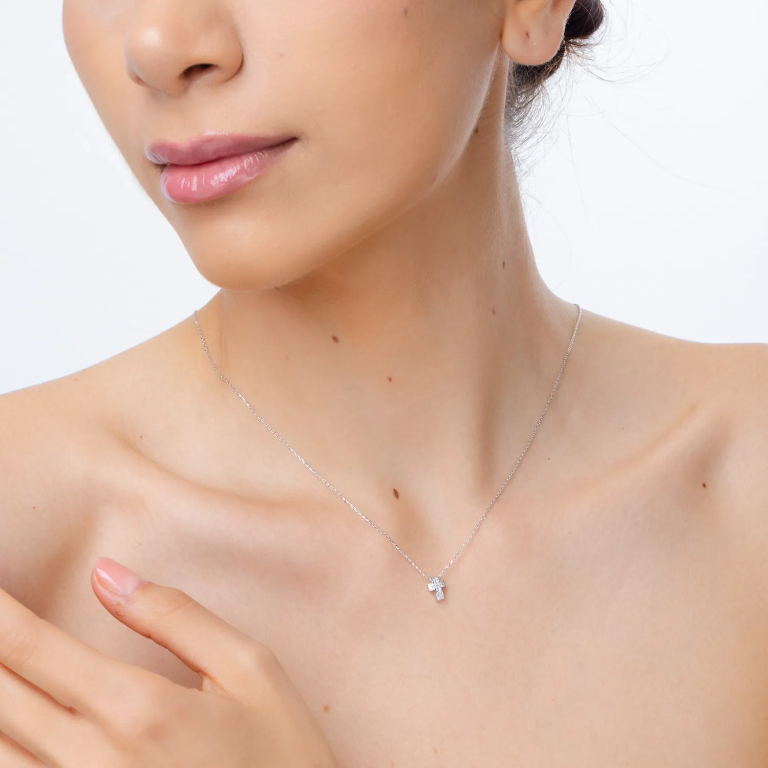 Lant cu pandantiv cruce din aur alb cu diamante de 0.06ct