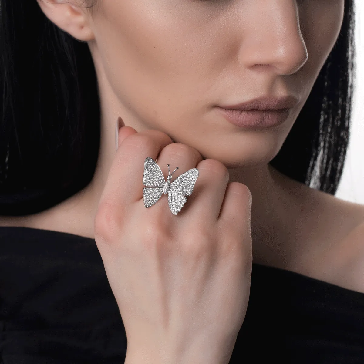 Pierścionek motyl z białego złota z diamentami o masie 1.4ct