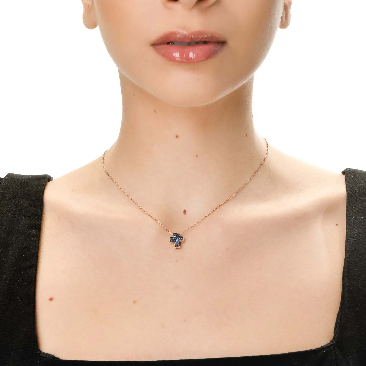 Krzyżyk z 18K różowego złota z szafirami 0.22ct