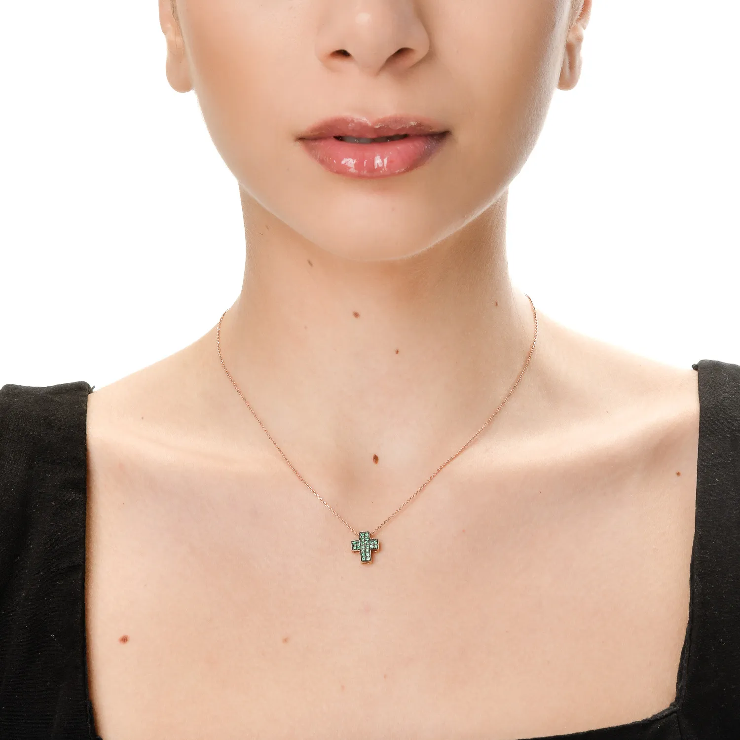 Wisiorek w kształcie krzyża z 18K różowego złota ze szmaragdami o masie 0.22ct