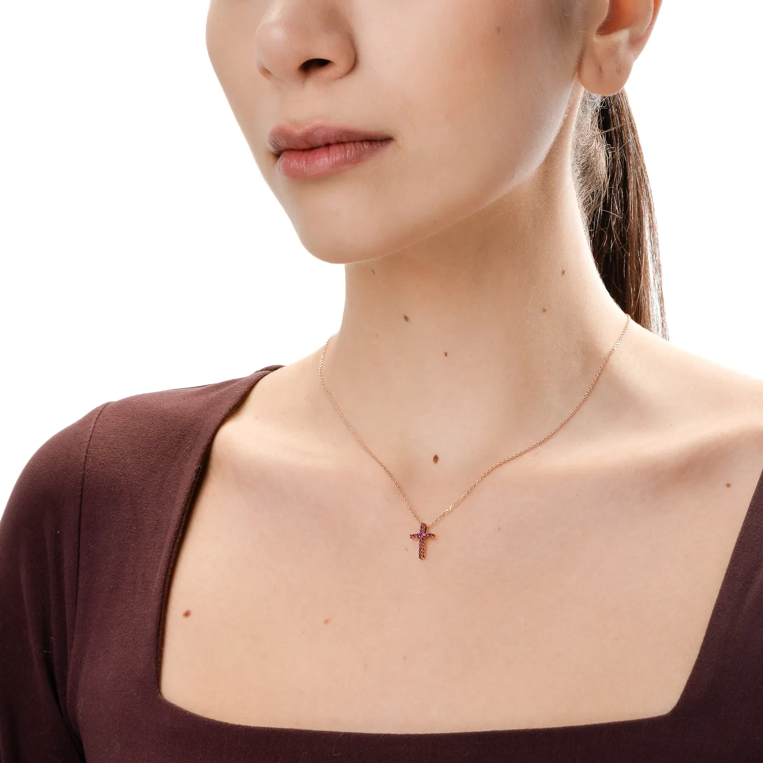 Krzyżyk z 18K różowego złota z rubinami 0.17ct
