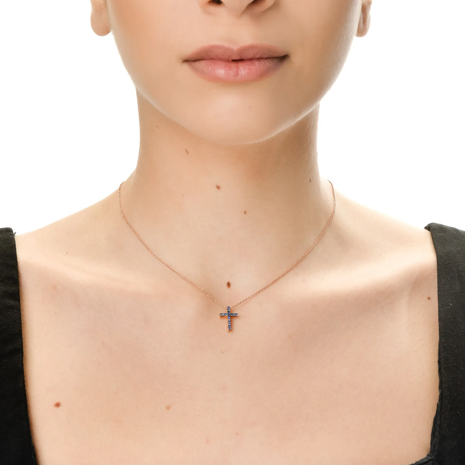 Krzyżyk z 18K różowego złota z szafirami o masie 0.17ct