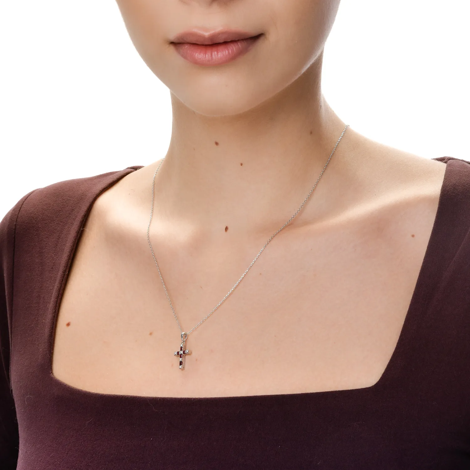 Krzyżyk z 18K białego złota z rubinami o masie 0.26ct i diamentami o masie 0.04ct