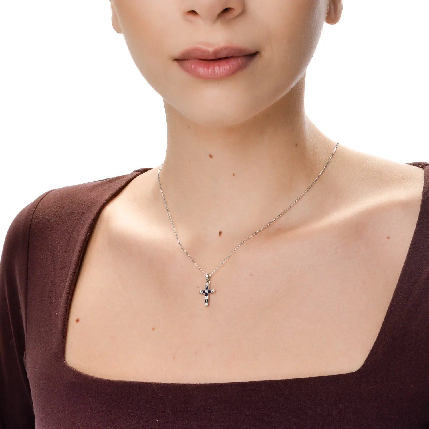 Zawieszka w kształcie krzyża z białego złota z szafirami o masie 0.29ct i diamentami o masie 0.04ct