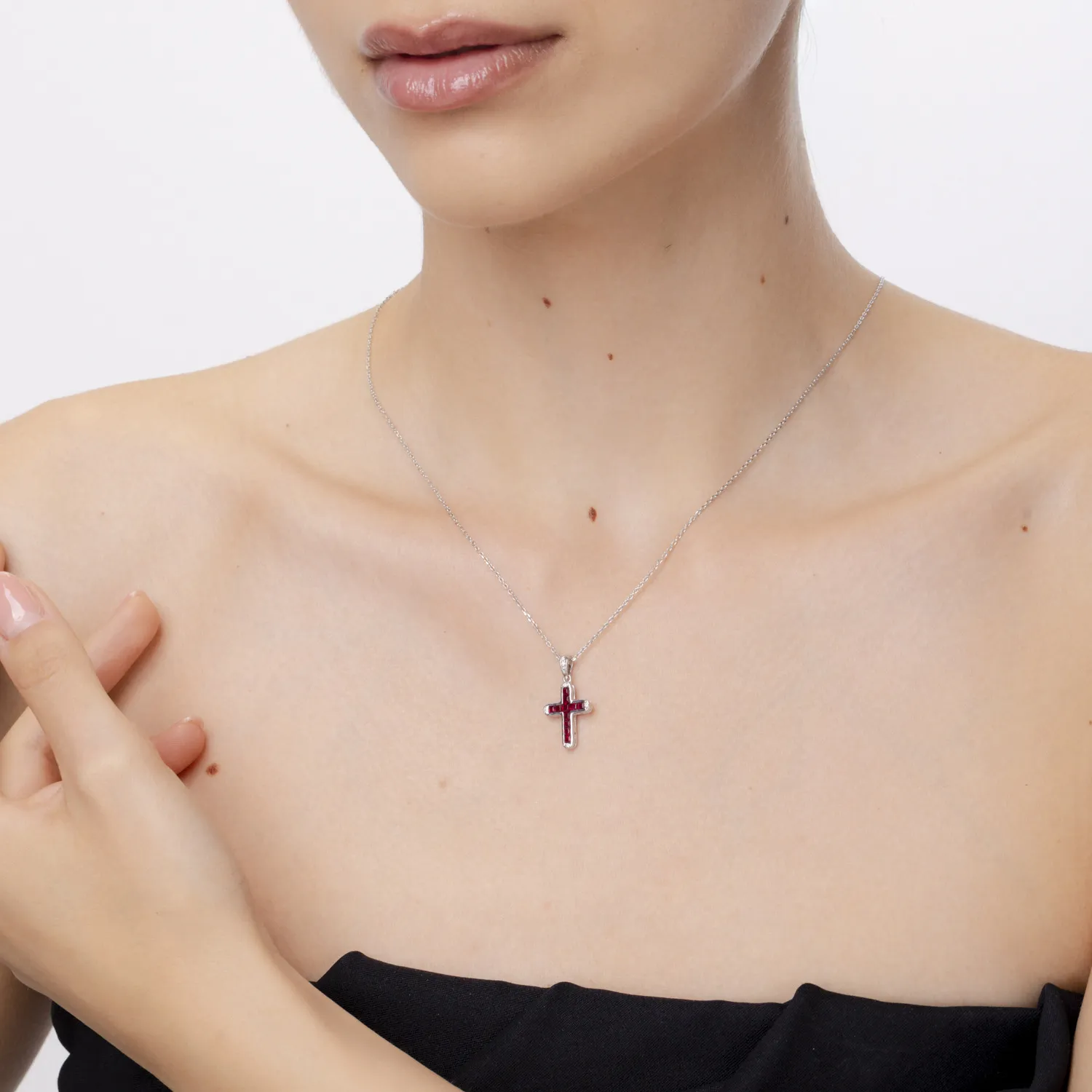 Krzyżyk z 18K białego złota z rubinami o masie 0.66ct i diamentami o masie 0.03ct