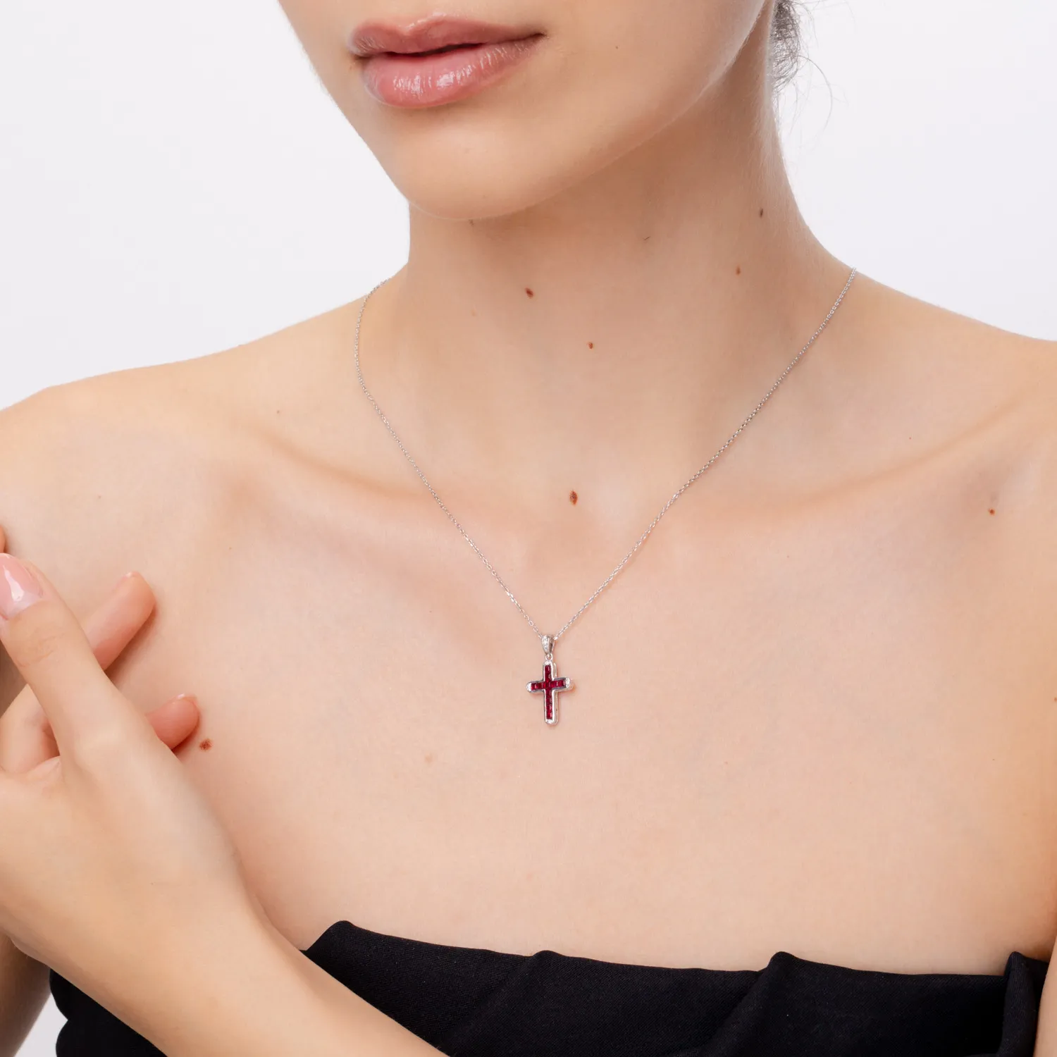 Krzyżyk z 18K białego złota z rubinami o masie 0.66ct i diamentami o masie 0.03ct