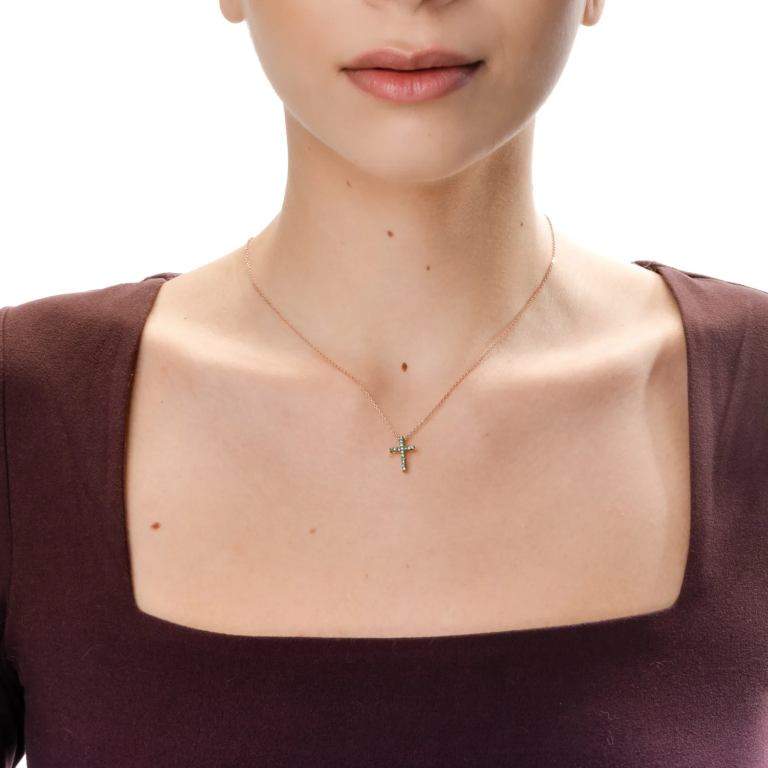 Zawieszka w kształcie krzyża z różowego złota ze szmaragdami o masie 0.15ct