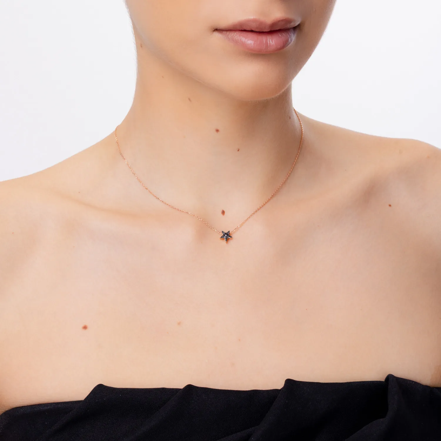Zawieszka gwiazda z 18K różowego złota z czarnymi diamentami o masie 0.07ct