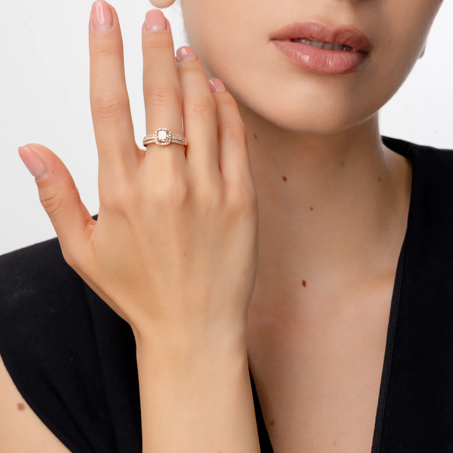 Pierścionek z 14K różowego złota z brązowym diamentem o masie 1.02ct i bezbarwnymi diamentami o masie 0.34ct
