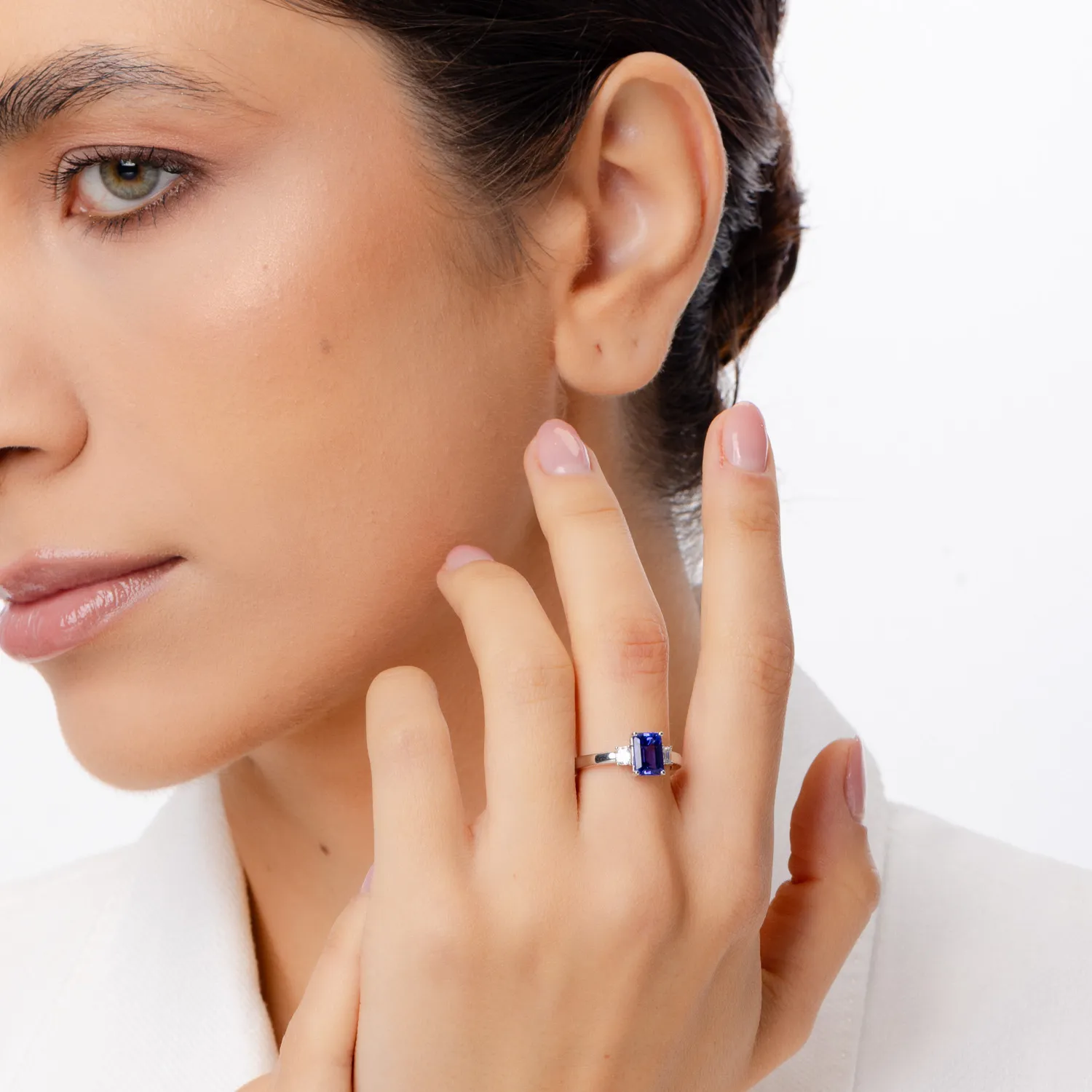 18K fehérarany gyűrű 1.8ct tanzanittal és 0.3ct gyémántokkal