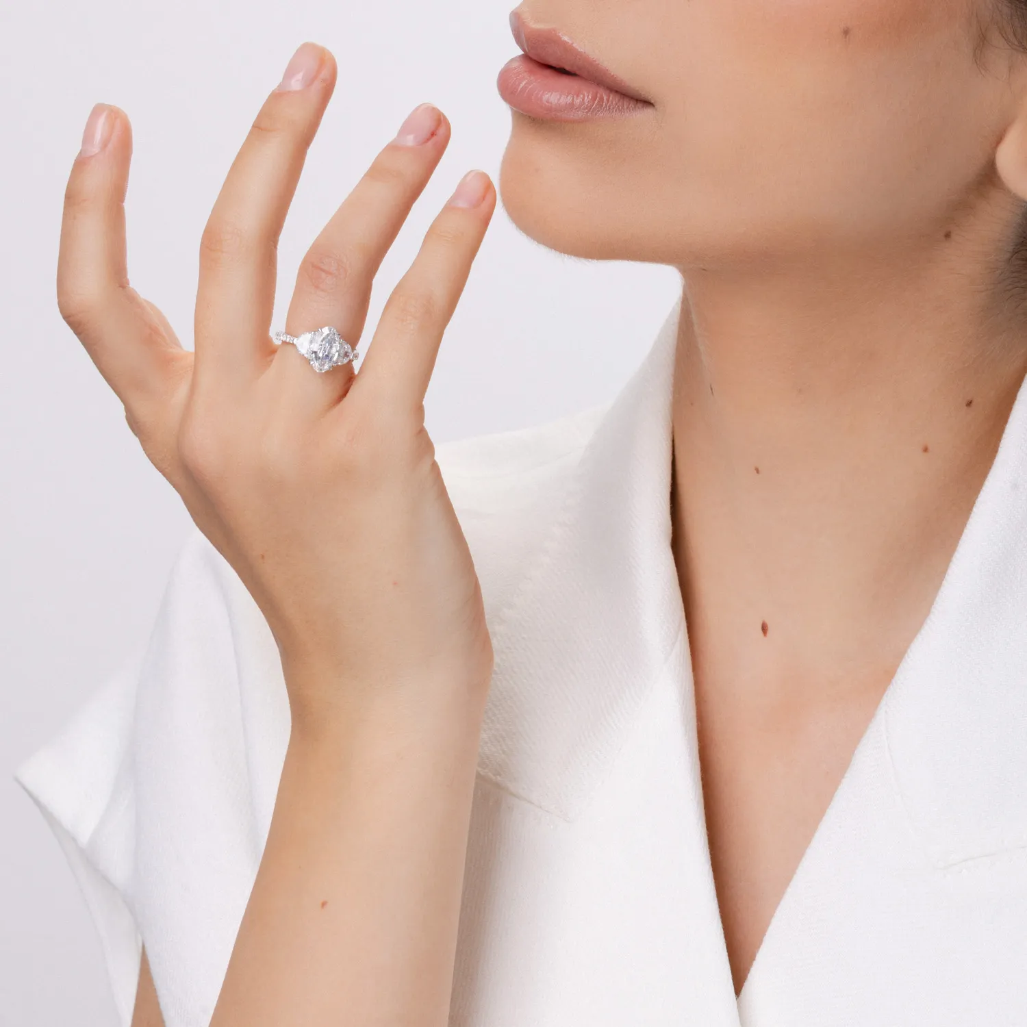 Пръстен от 18K бяло злато с 2ct диамант и 0.99ct диаманти