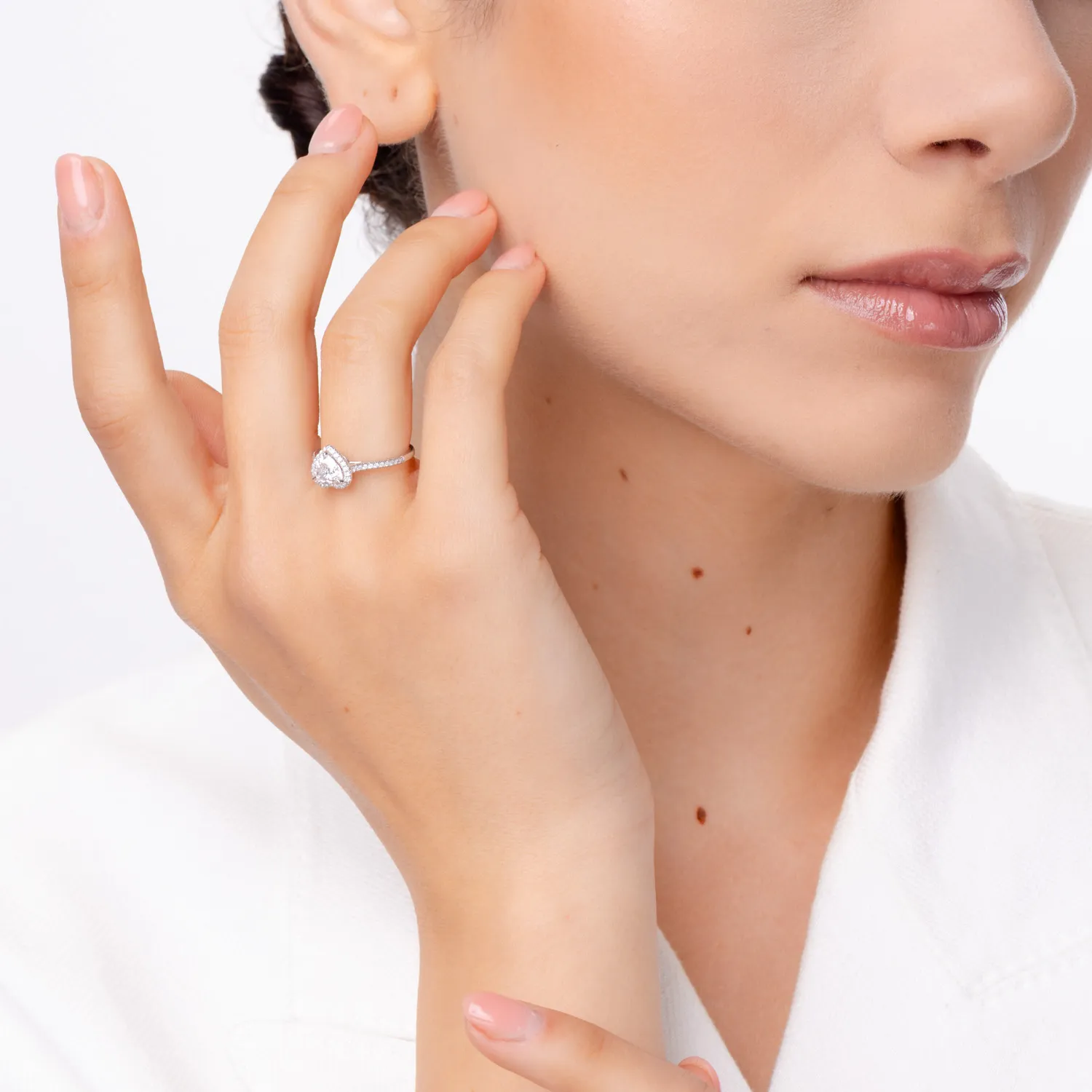 Pierścionek zaręczynowy z 18K białego złota z diamentem o masie 0.84ct i brylantami o masie 0.14ct