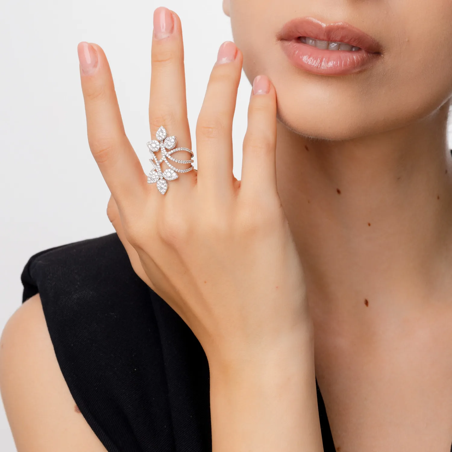 Pierścionek z 18K białego złota z diamentami o masie 1.554ct