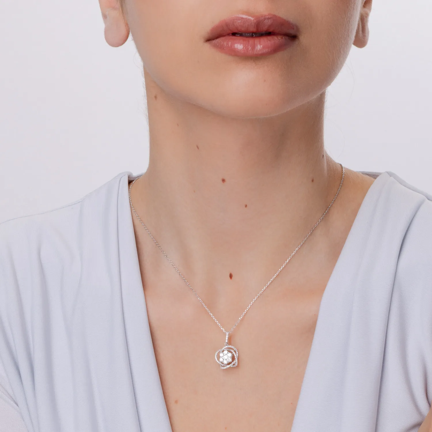 Zawieszka z 18K białego złota z diamentami o masie 0.88ct