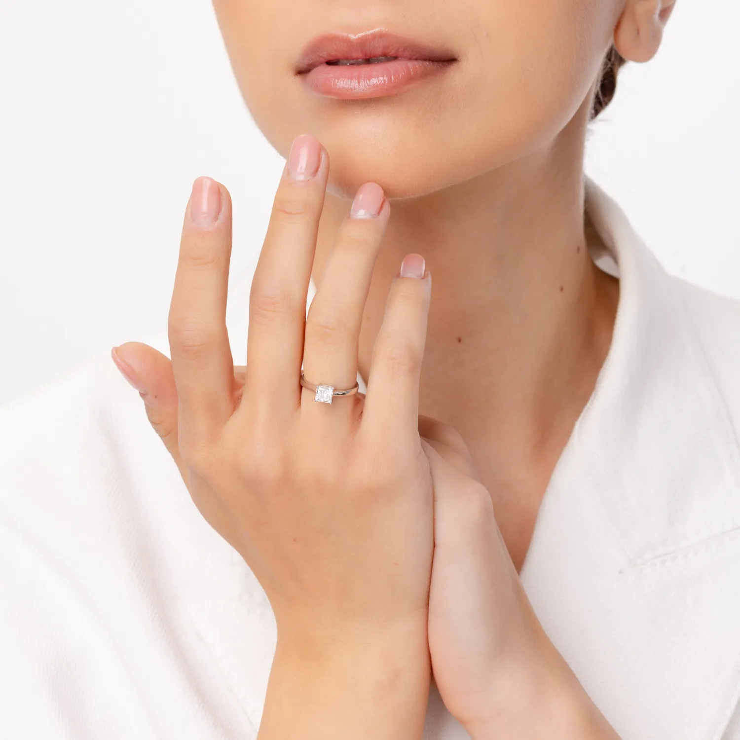 Pierścionek zaręczynowy z 18K białego złota z brylantem o masie 0.91ct