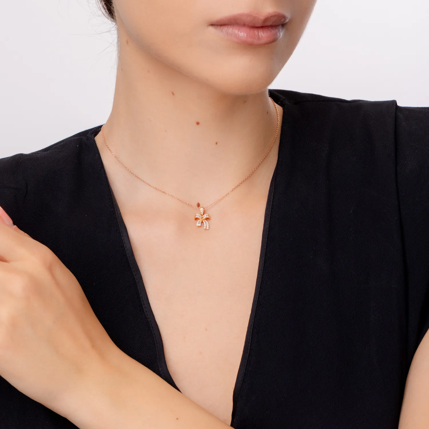 Zawieszka z różowego złota z diamentami o masie 0.18ct