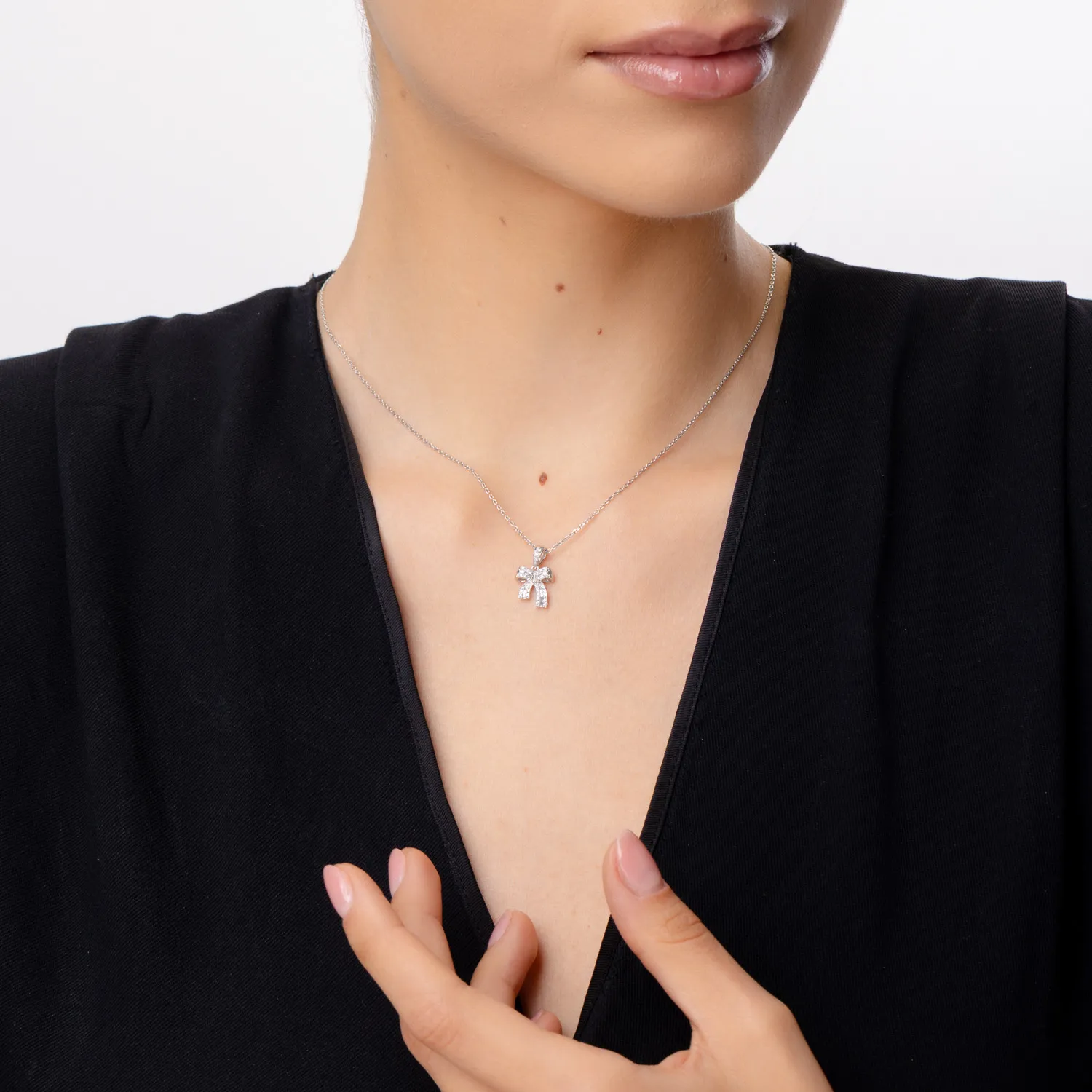 Zawieszka z białego złota z diamentami o masie 0.19ct