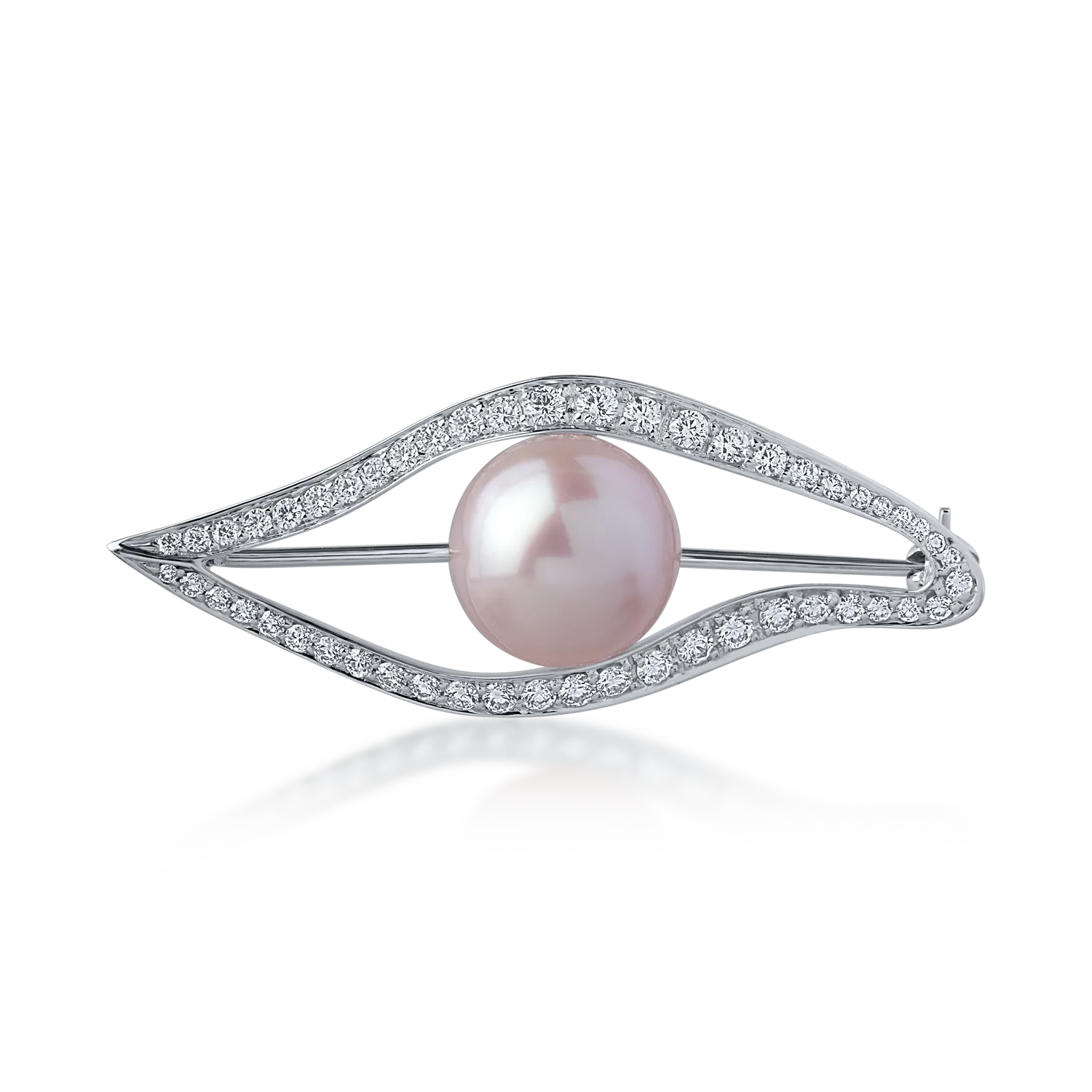 White gold brooch with 1ct freshwater pearl and 0.68ct diamonds