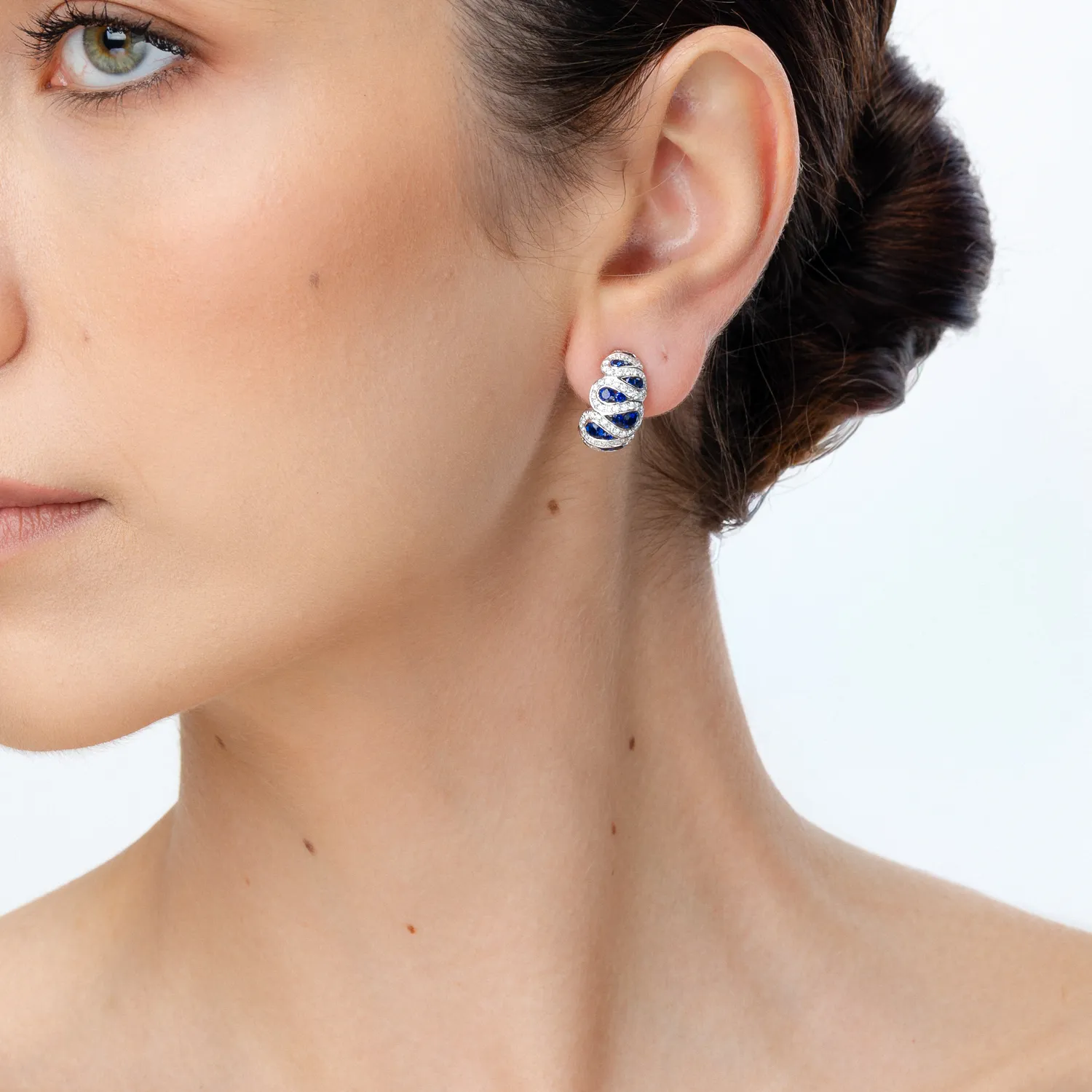 Cercei din aur alb cu safire albastre de 2.09ct si diamante de 1.05ct