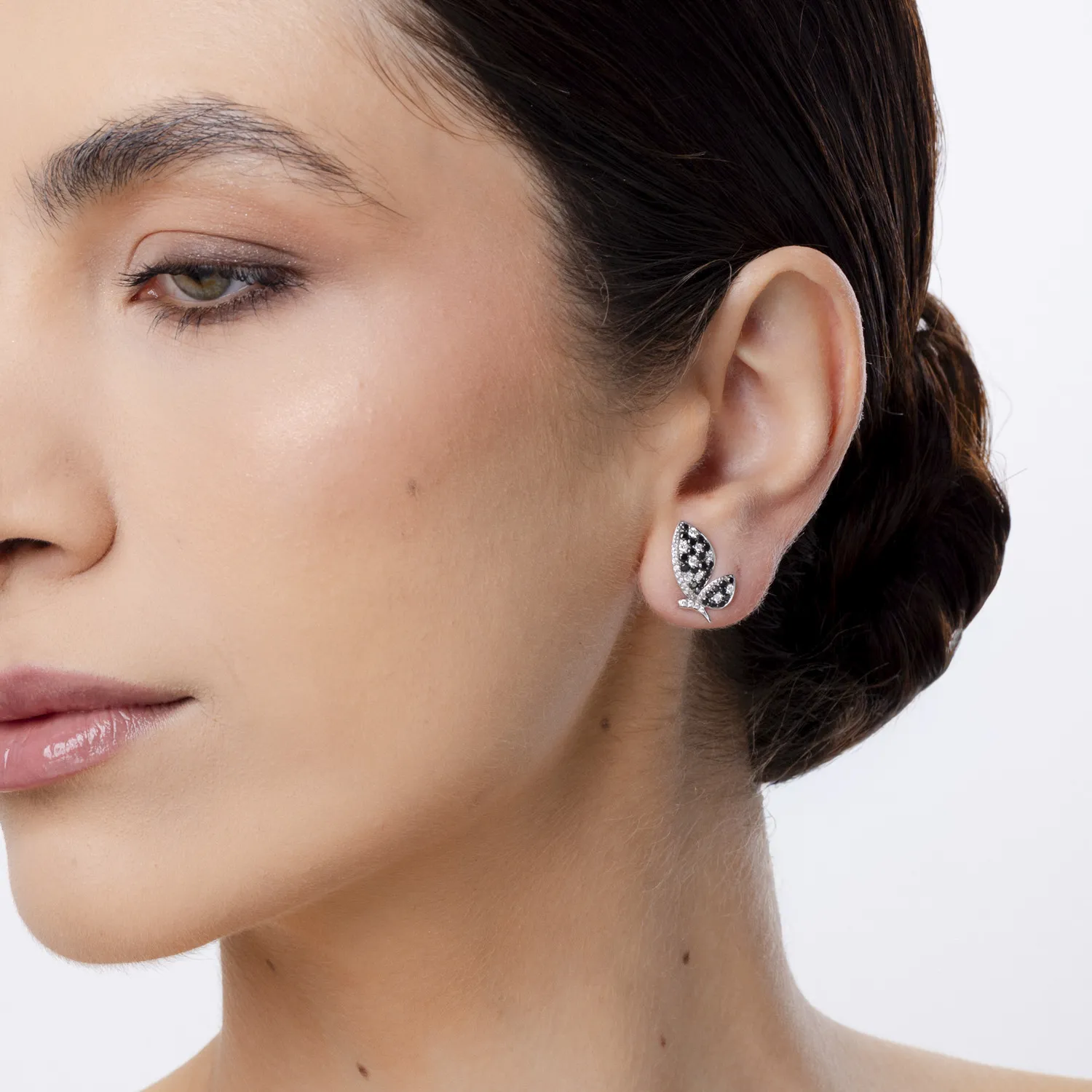 Fehérarany fülbevaló 0.68ct fekete gyémánttal és 0.32ct tiszta gyémánttal