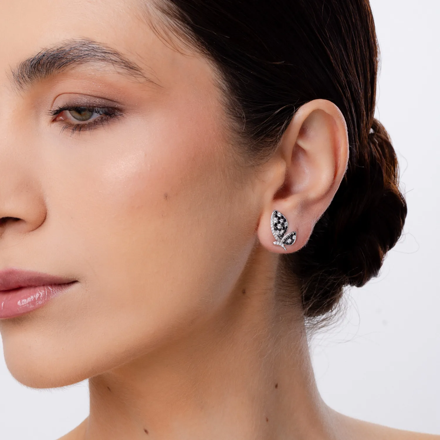 White gold earrings with 0.68ct black diamonds and 0.32ct clear diamonds