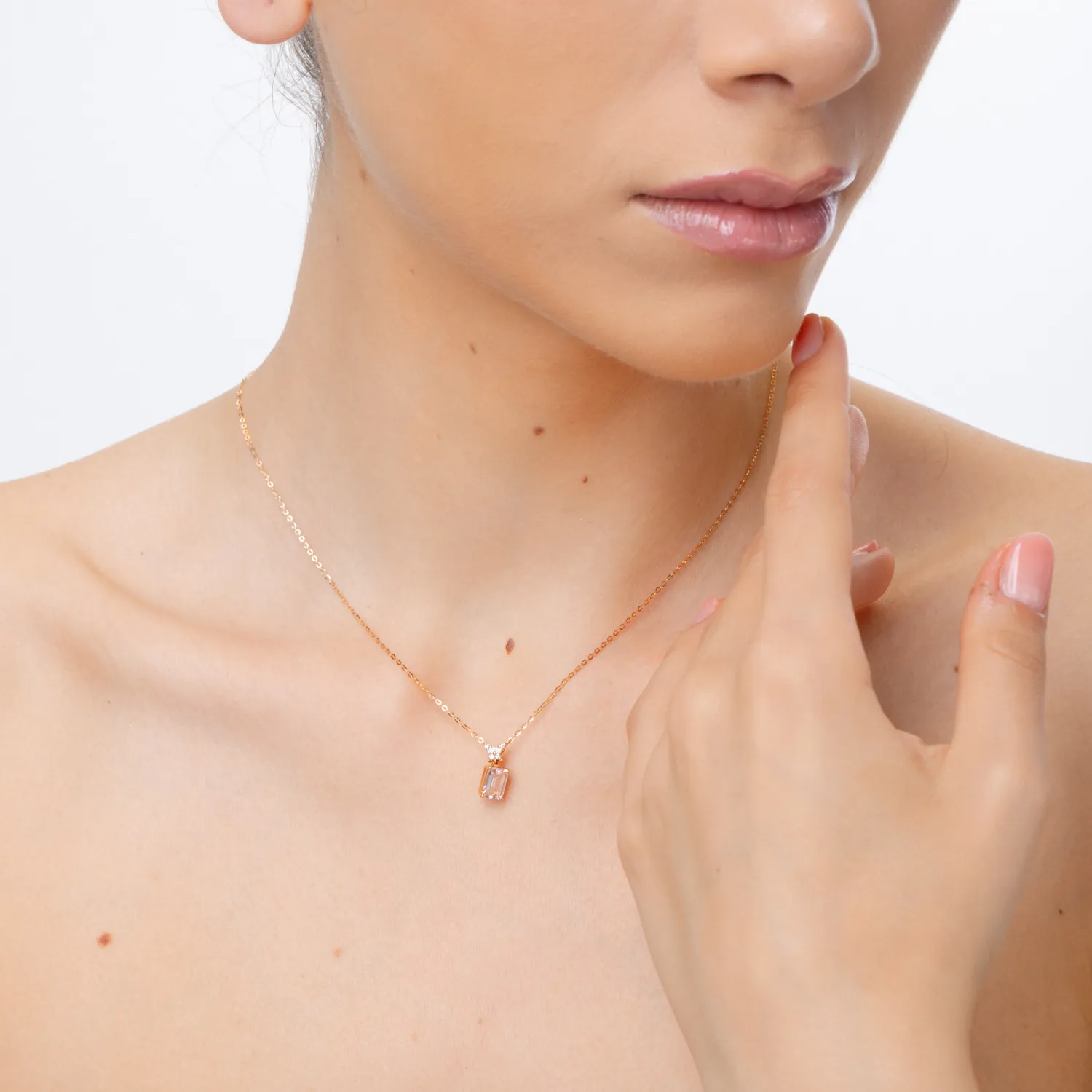 Lant cu pandantiv din aur roz cu morganit de 0.7ct si diamante de 0.06ct