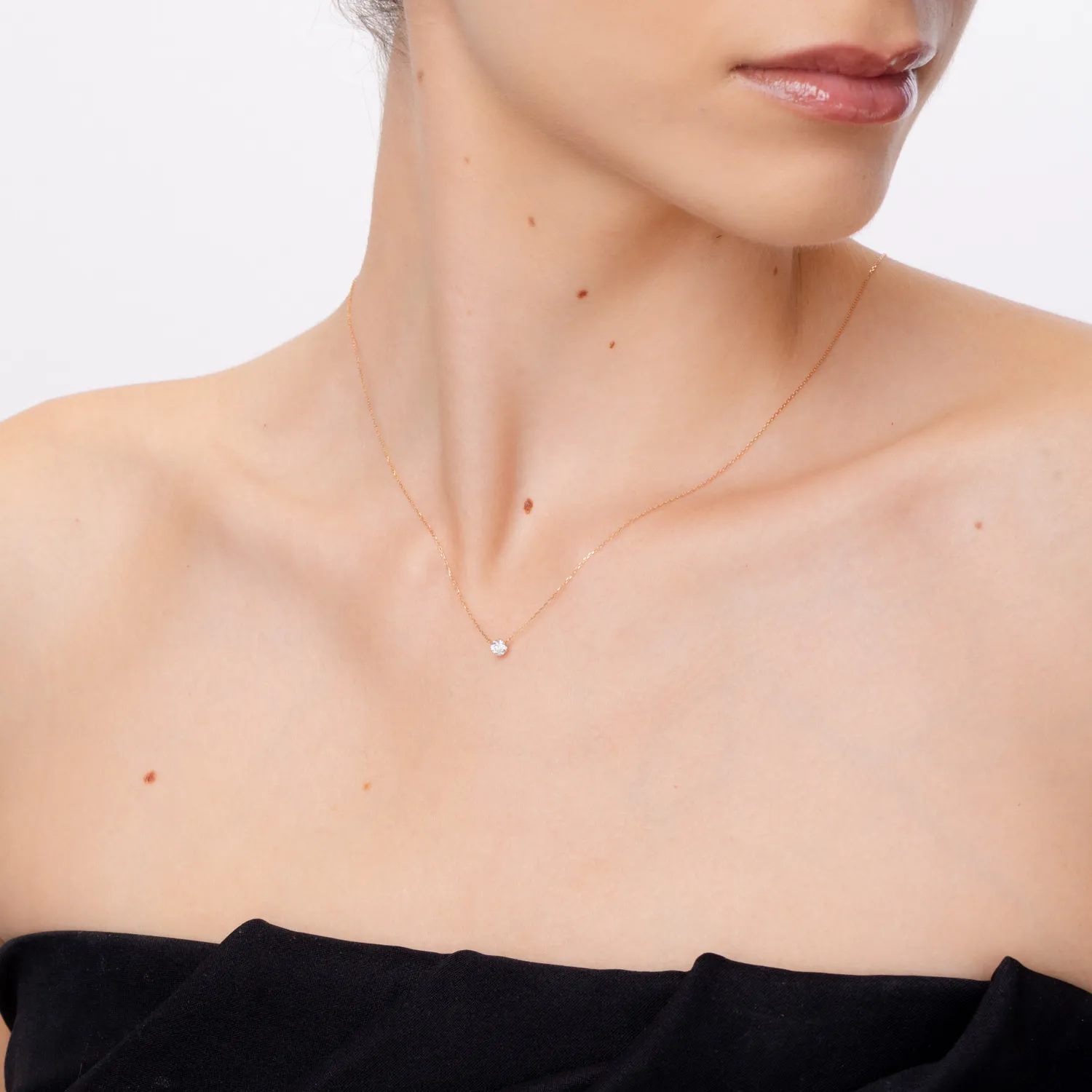 Naszyjnik z różowego złota z diamentem o masie 0.22ct