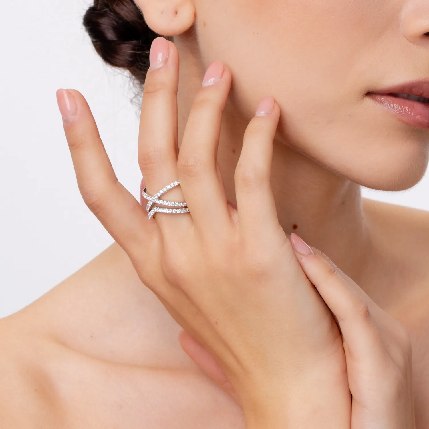 Pierścionek z białego złota z diamentami o masie 1.11ct