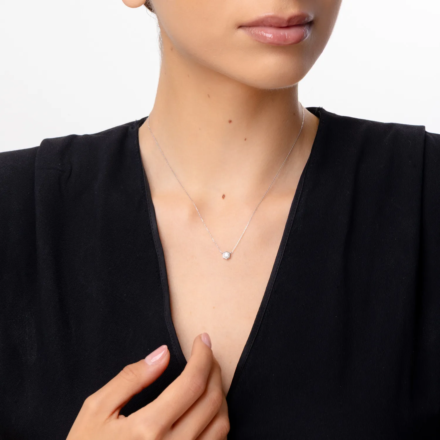 Колие с висулка от бяло злато с диамант 0.18ct