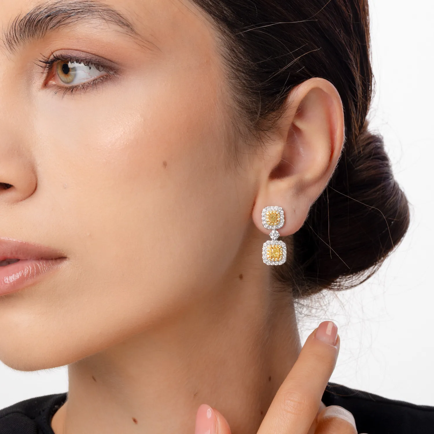 Kolczyki z biało-żółtego złota z żółtymi diamentami o masie 1.58ct i bezbarwnymi diamentami o masie 0.75ct