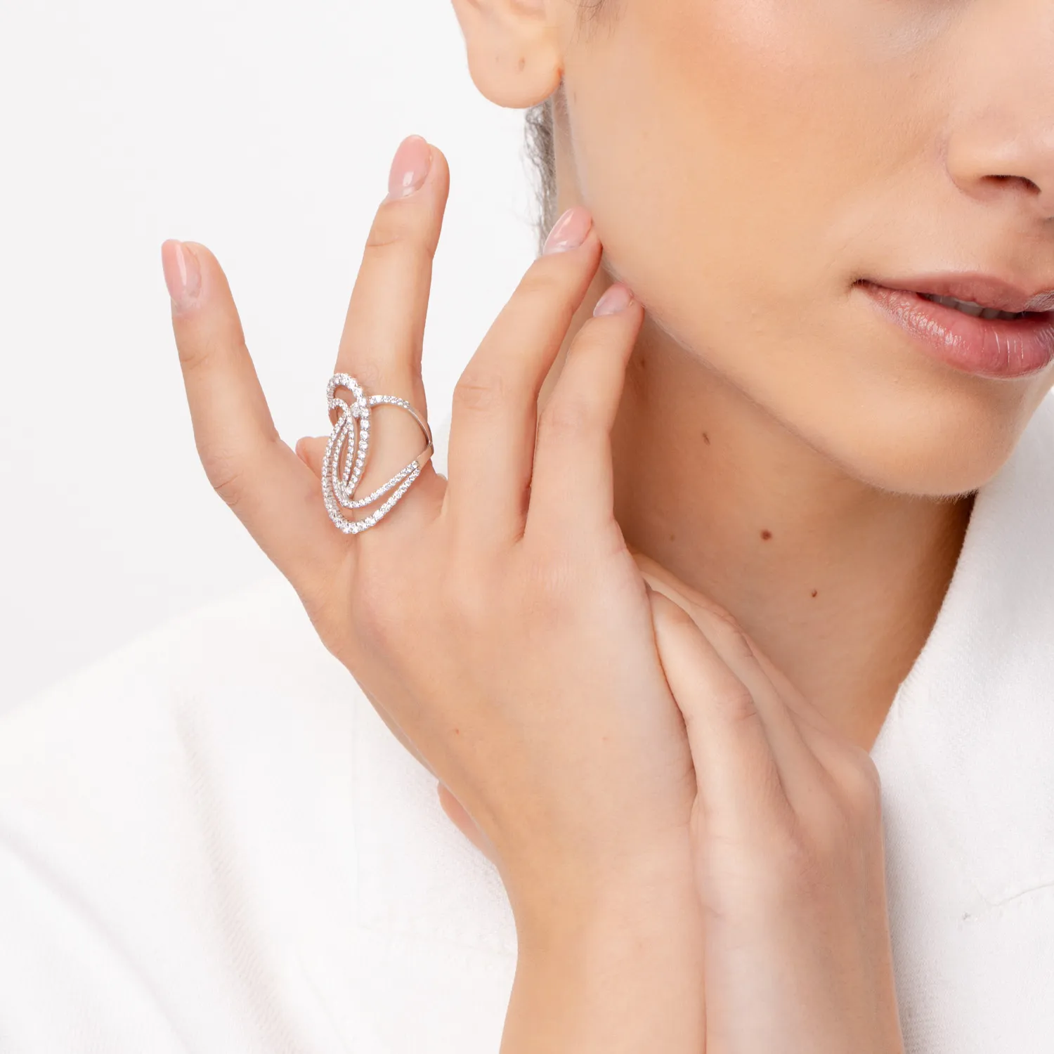 Pierścionek z białego złota z diamentami o masie 2.4ct