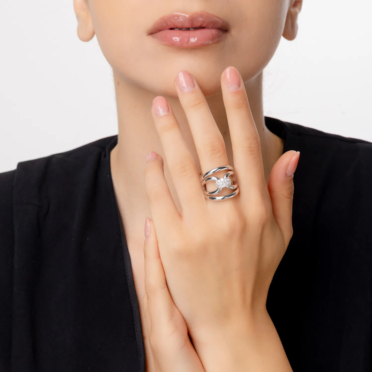 Pierścionek z białego złota z diamentami o masie 0.67ct