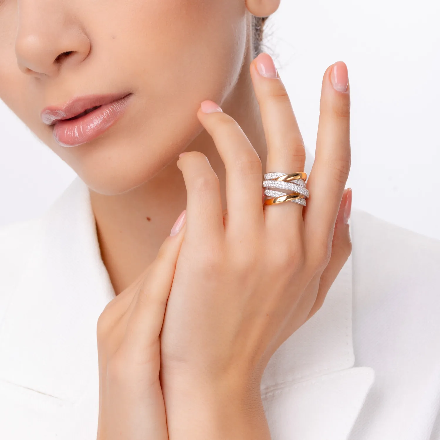 Pierścionek z białego różowego złota z diamentami o masie 1.1ct