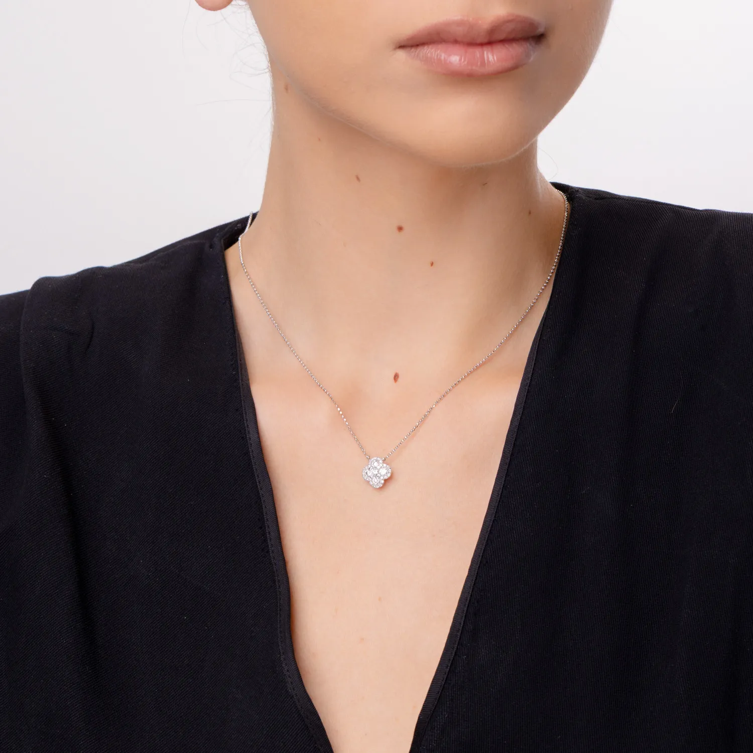 Łańcuszek z białego złota z diamentami o masie 0.61ct