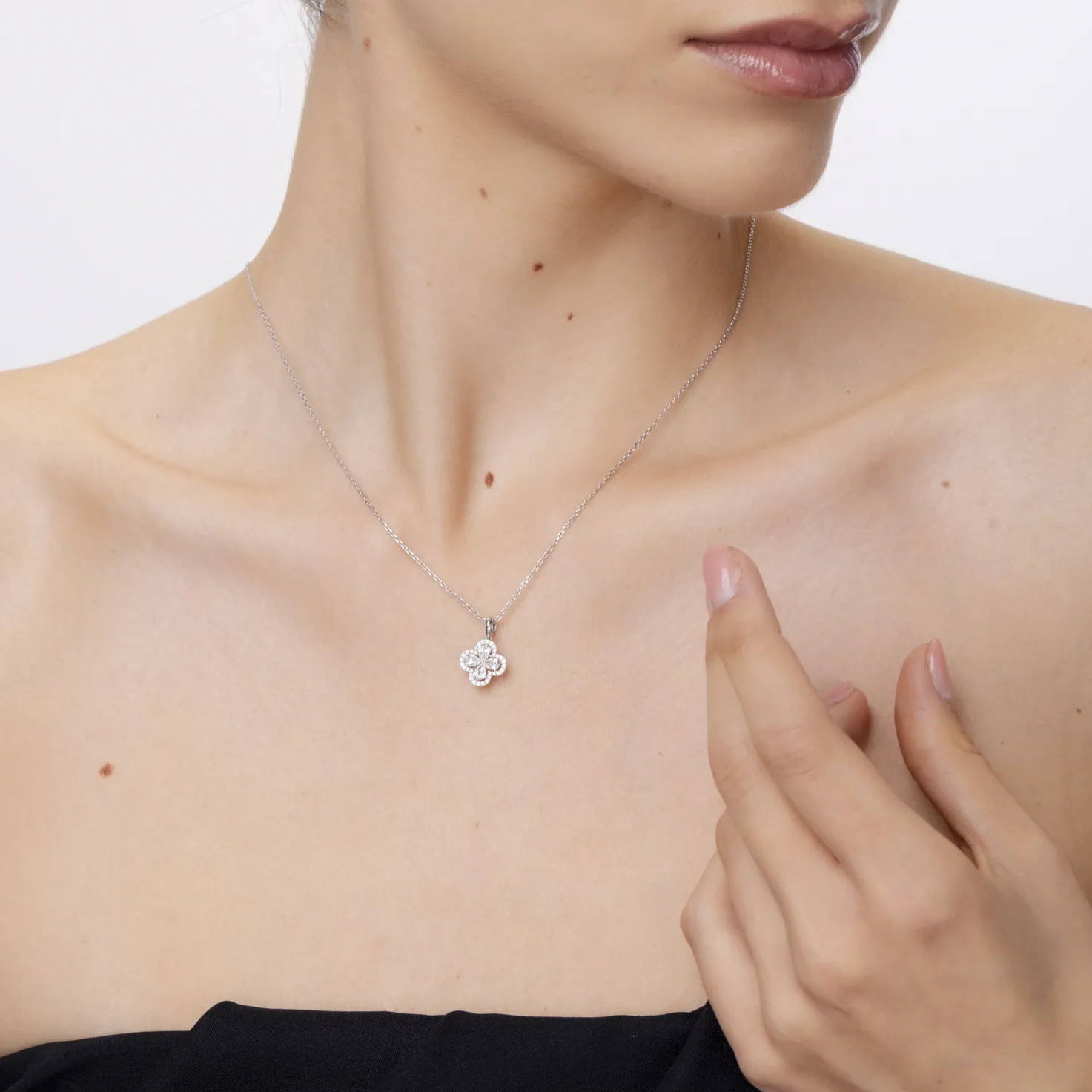 Fehérarany medál 0.67ct gyémántokkal