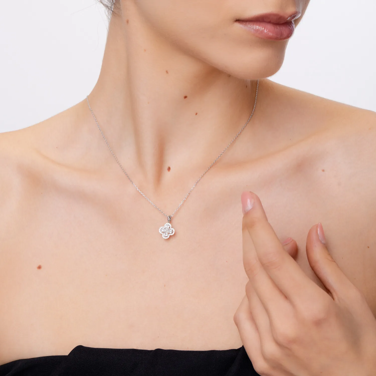 Zawieszka z białego złota z diamentami o masie 0.67ct
