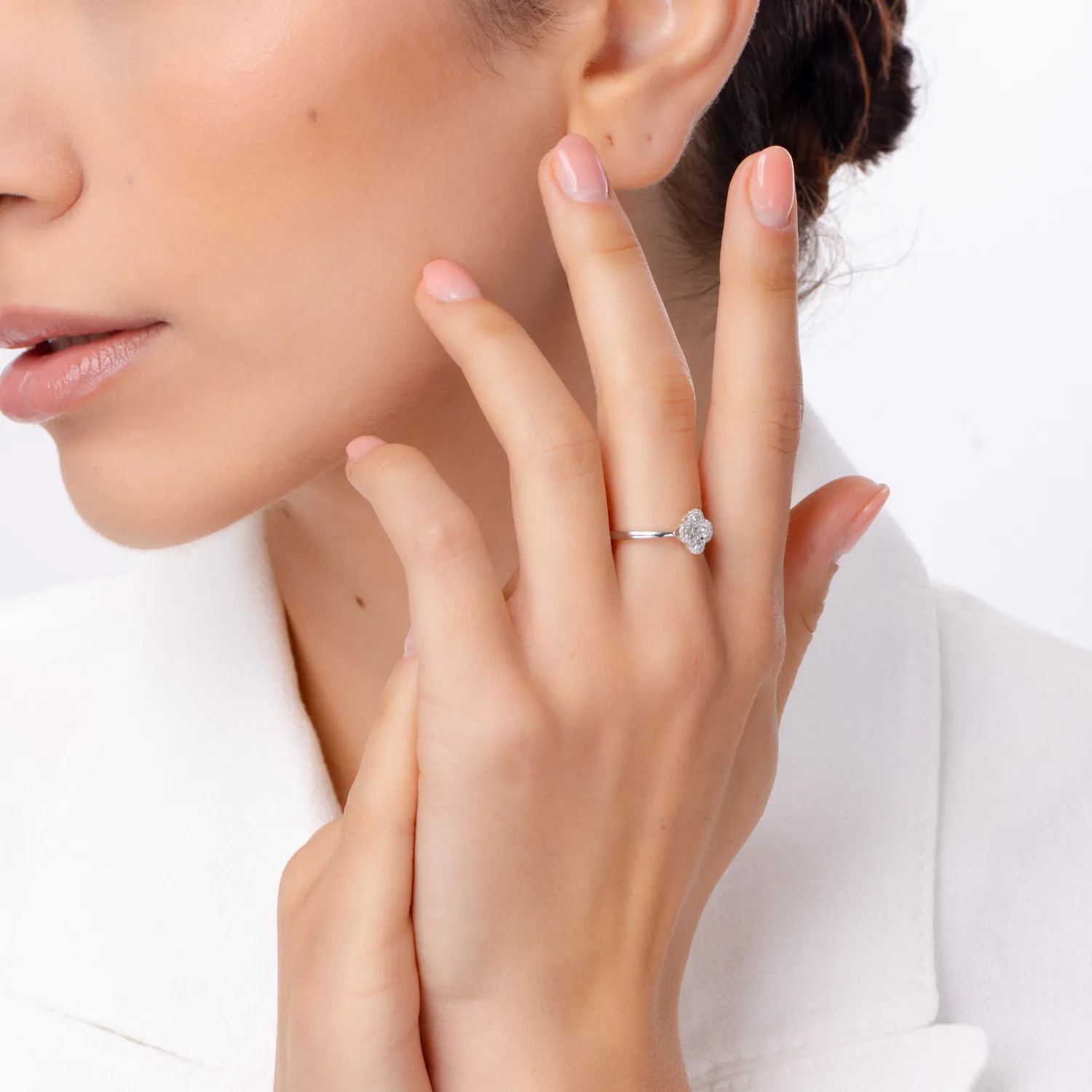 Pierścionek z białego złota z diamentami o masie 0.39ct